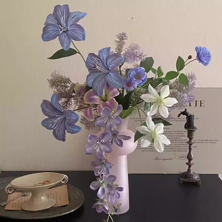 Lebensechte florale Tischdekoration Arrangement