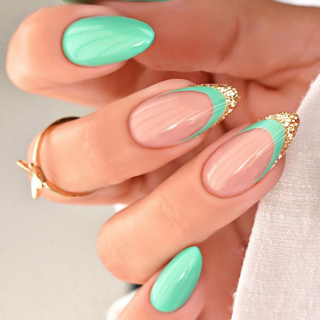 Kreatives Kunstnagelset mit Leopardenmuster und Glitzerakzenten Karnz