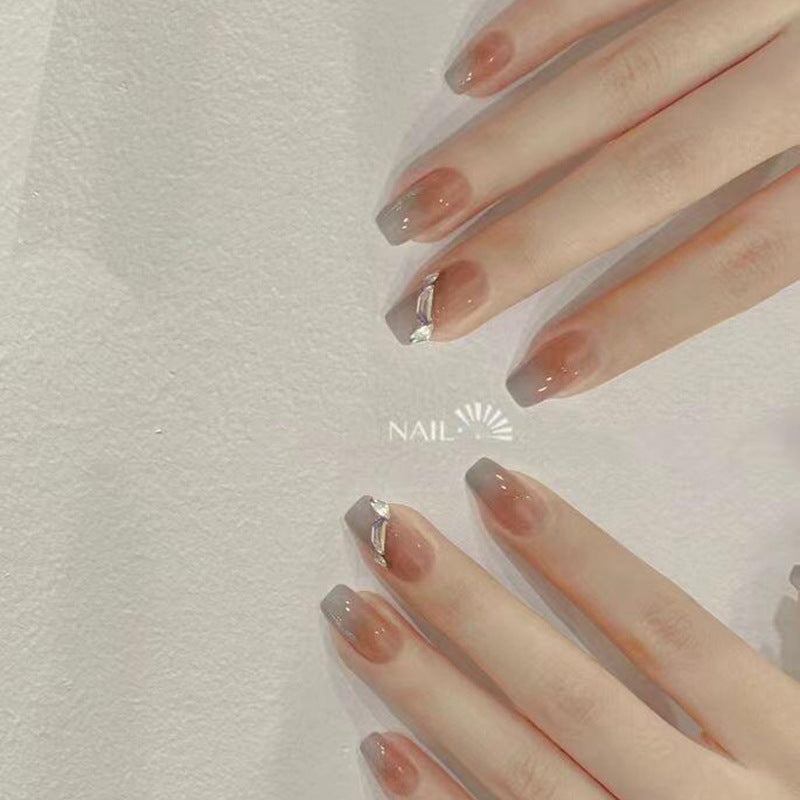 Kunstnagelset mit elegantem Ombre-Design und funkelnden Applikationen Karnz