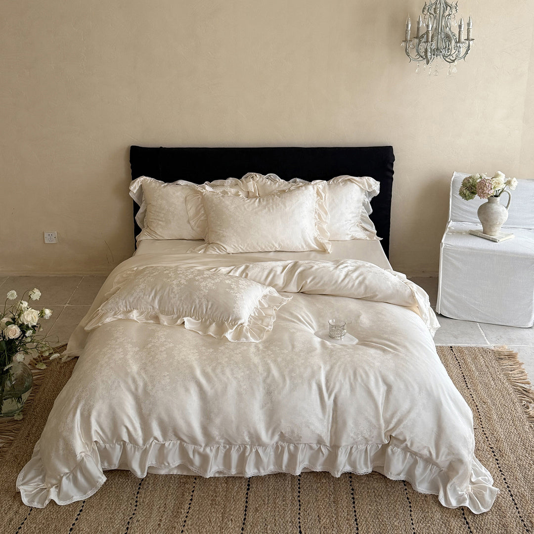 Luxuriöse Bettwäsche-Garnitur aus Mako‑Satin mit Rüschenbordüre und feinem Blumen‑Jacquard Karnz