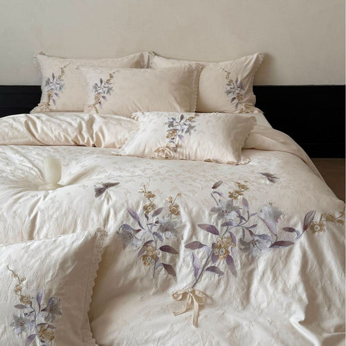Elegantes Baumwollsatin-Bettbezug-Set mit floraler Stickerei und Spitzenkante