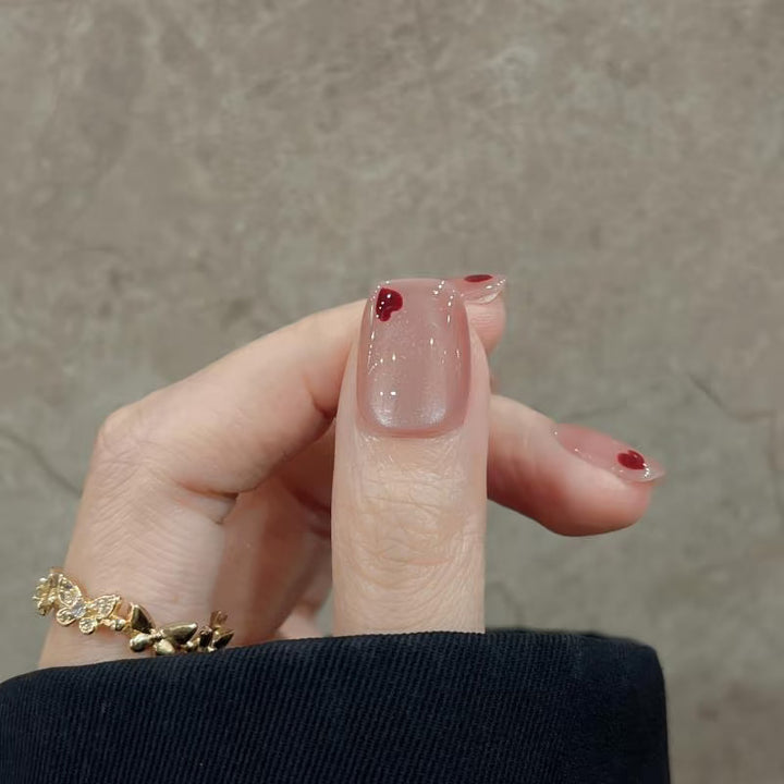 Nail Art mit Herzdesign