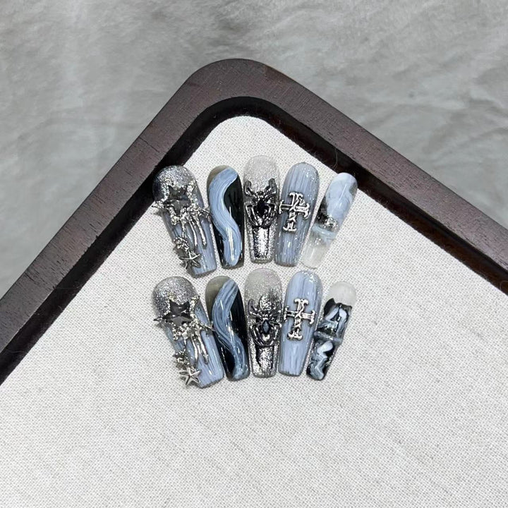 Glamouröses Press-On Nagelkunstset mit dekorativen metallischen Elementen Karnz