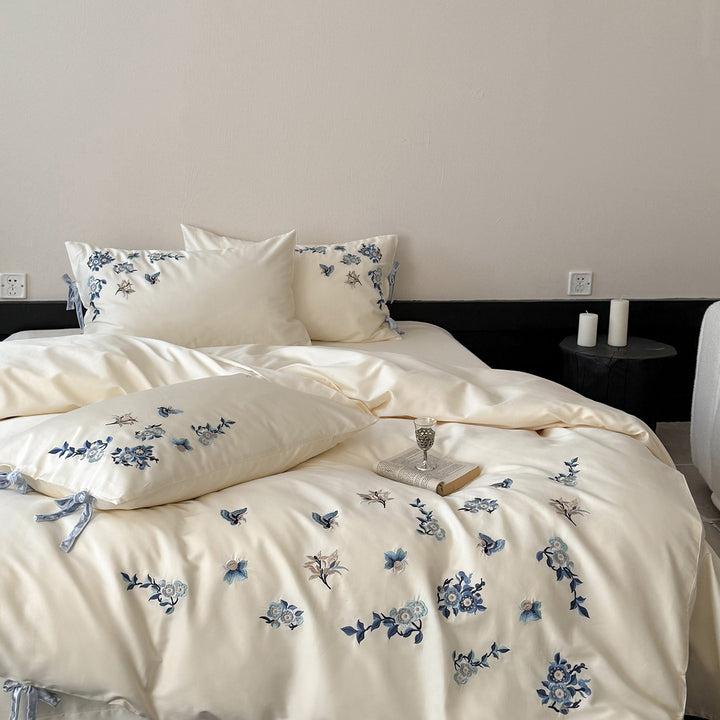 Bestickte Satin-Bettwäsche-Garnitur mit zarten Blumendetails