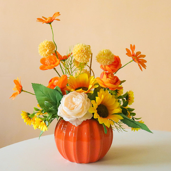 Dekorativer Blumengebinde mit keramischen Akzenten
