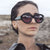 Damen modische Sonnenbrille mit einzigartigem, eckigem Rahmen Karnz