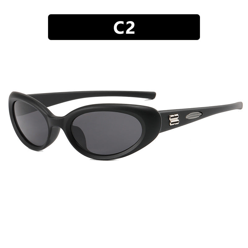 Damen modische Sonnenbrille mit außergewöhnlicher Form und kontrastierenden Farbakzenten Karnz