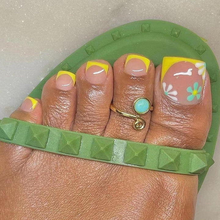 Kreative Fußnagelkunst mit bunten Blumenakzenten Karnz