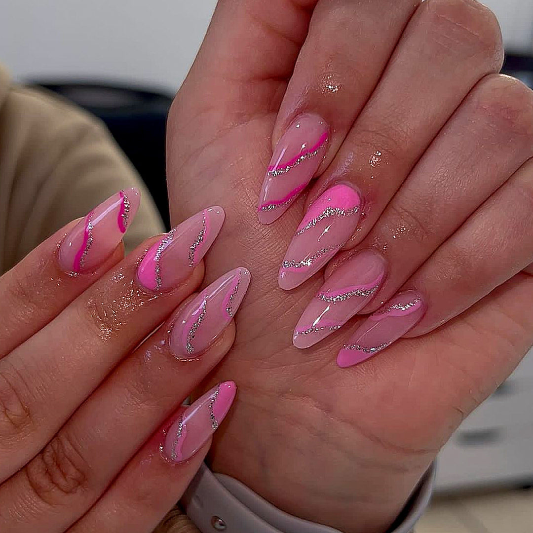 Stylische Glitzer-Stiletto-Nagelkunst Karnz