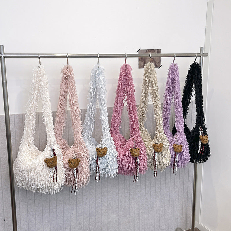Fluffige Fransenschultertasche