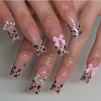 Glitzernde Stiletto-Nagelerweiterungen