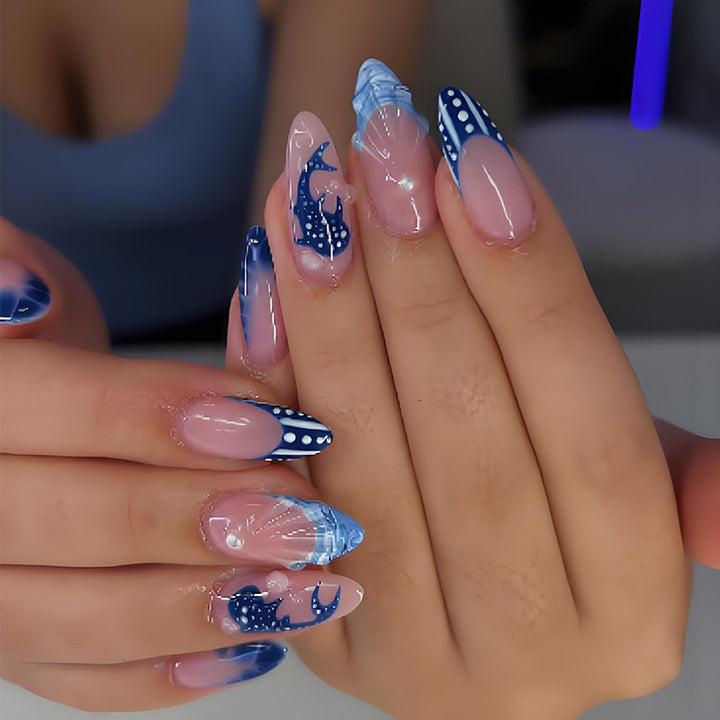 Kunstnagelset mit gruseligen Clown-Motiven und extravaganten Akzenten Karnz