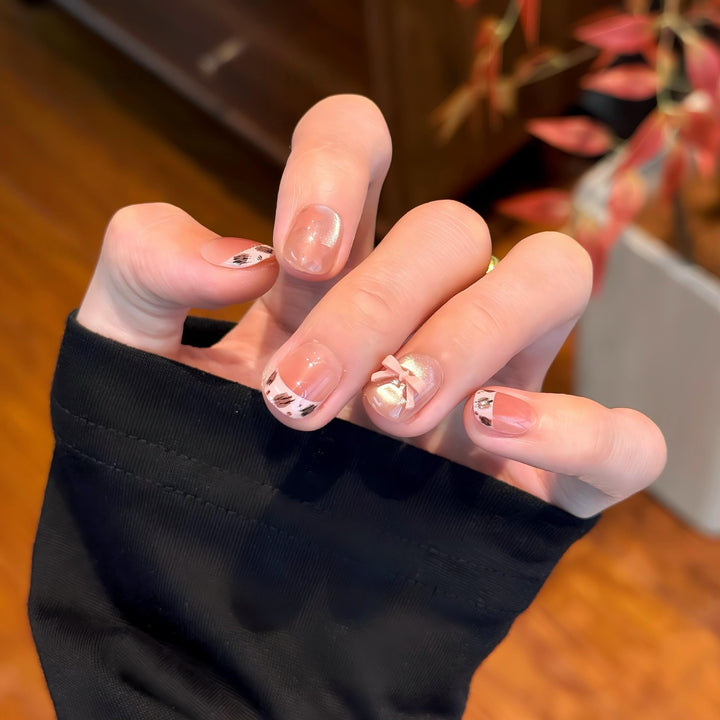 Kunstnagelset mit Dekorativem Design Karnz
