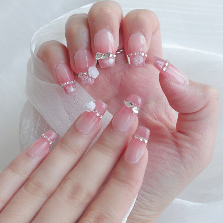 Dekoratives Press-On Nagelkunst-Set mit eleganten floralen Akzenten