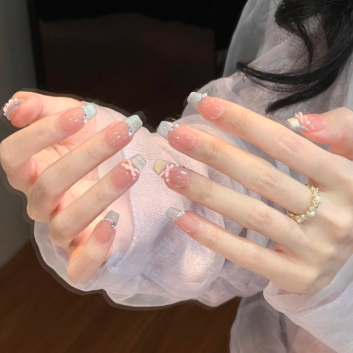 Elegante französische Tipp-Nagelverlängerungen mit floralen Akzenten