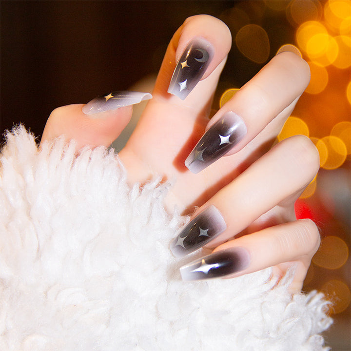 Elegantes Nageldesign mit Schleifen- und Strassdetails Karnz