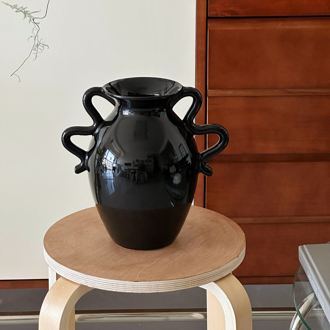 Elegante skulpturale Keramikvase