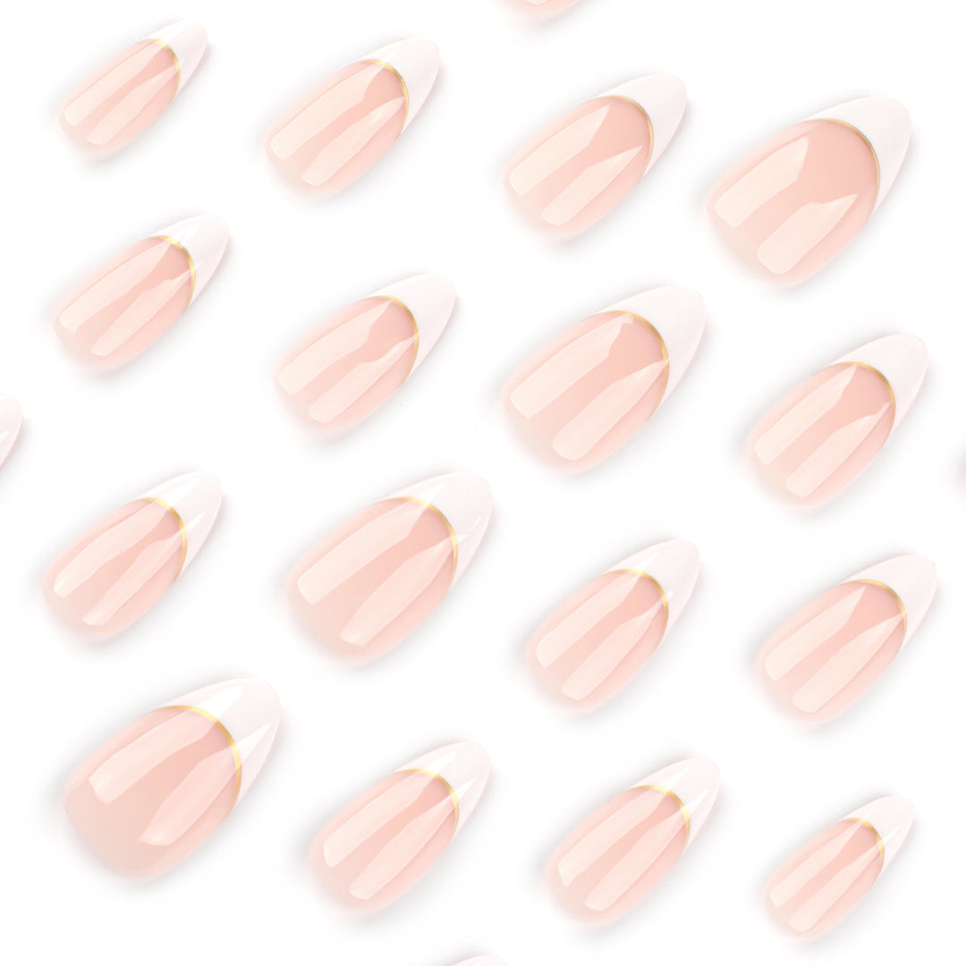 Kunstvolle French-Tip Nägel mit Goldakzenten Karnz
