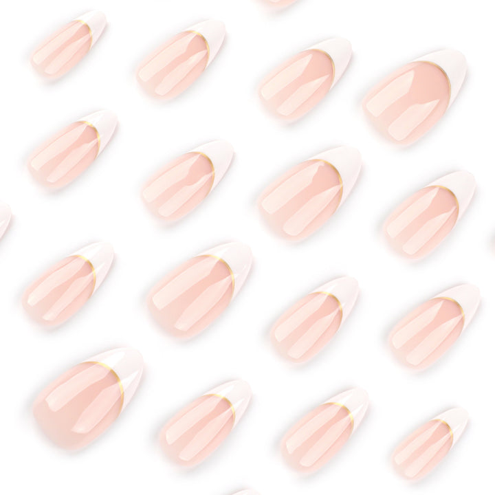 Kunstvolle French-Tip Nägel mit Goldakzenten Karnz