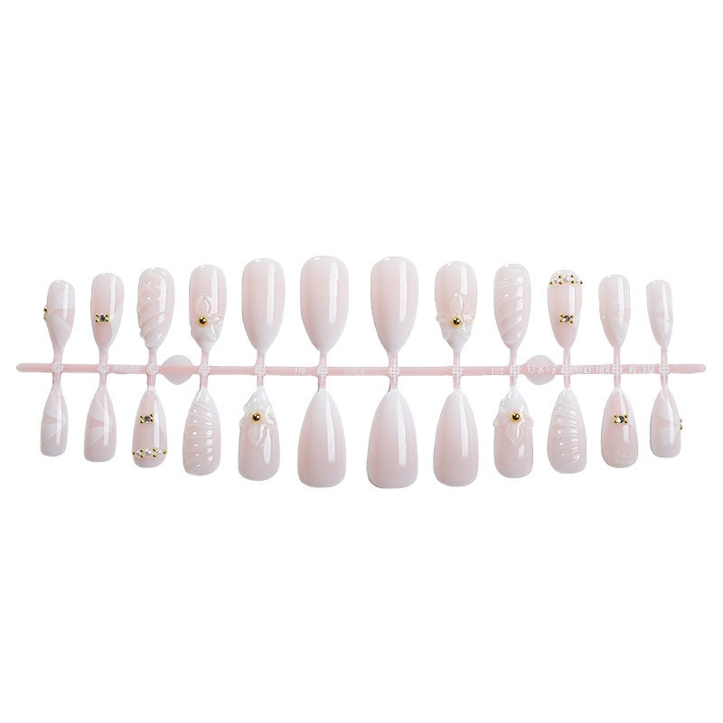 Kunstnagelset mit eleganten floralem Design und luxuriösen Akzenten Karnz