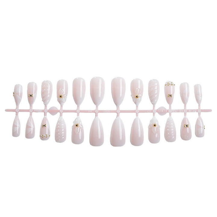 Kunstnagelset mit eleganten floralem Design und luxuriösen Akzenten Karnz