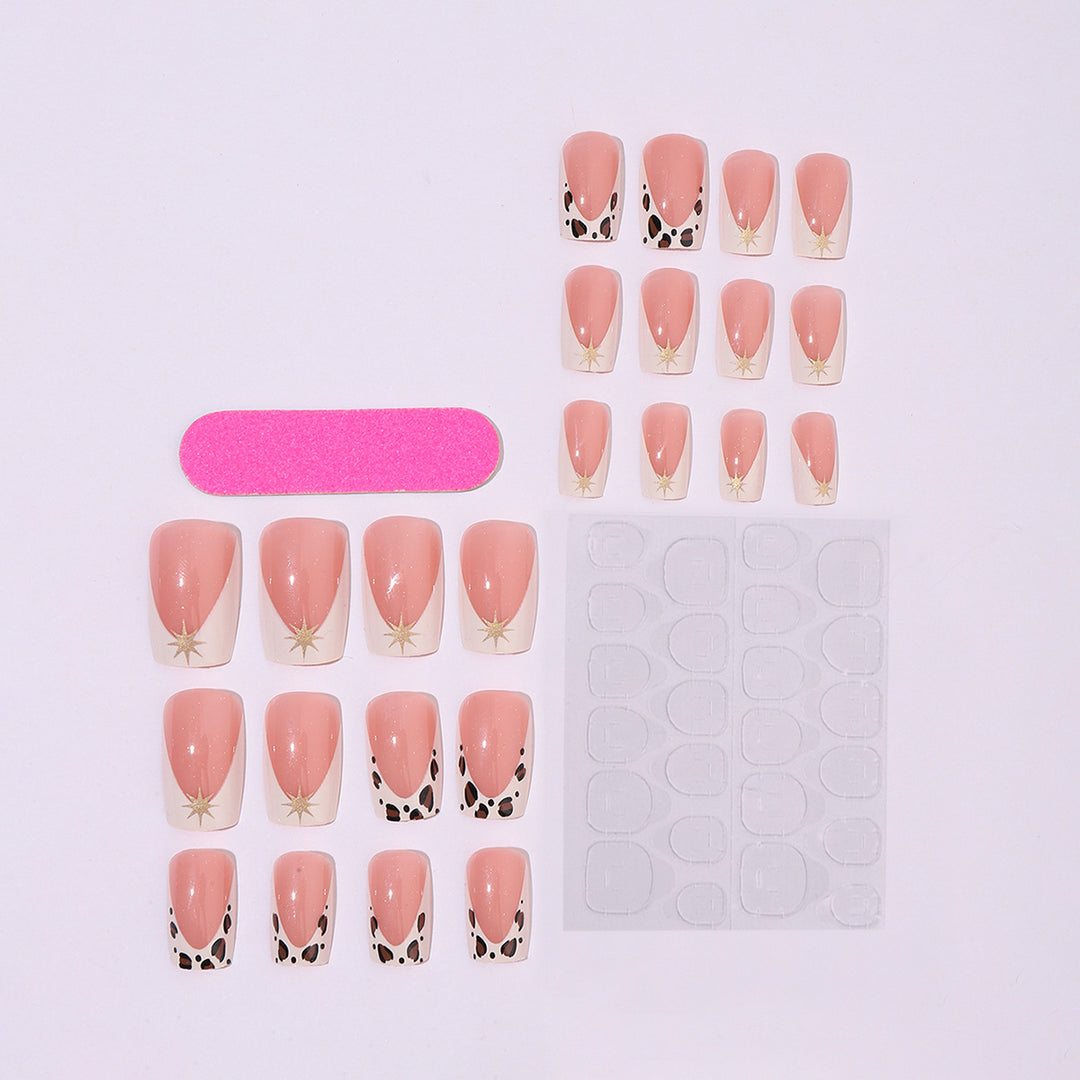 Kreatives Kunstnagelset mit eleganten Leoparden- und Glitzerakzenten Karnz