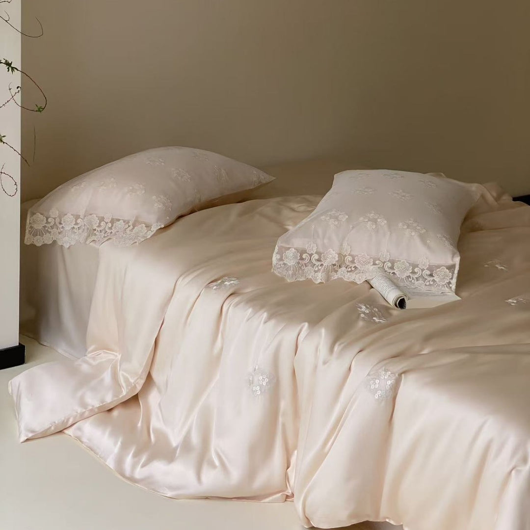 Bestickte Satin Bettwäsche Set mit Spitzenbesatz Kissenbezügen