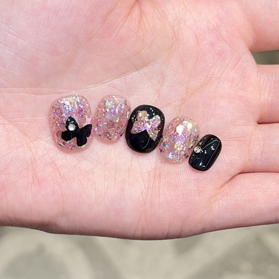 Kunstnägel mit Glitter- und Schleifenakzenten Karnz