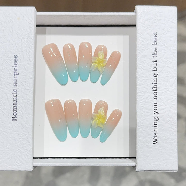 Kunstnägel mit Zauberhaftem Ombre-Effekt und Floralen Akzenten Karnz