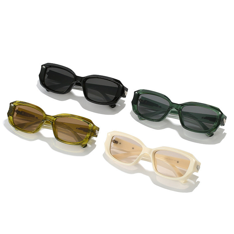 Retro-inspirierte winkelförmige Sonnenbrille mit einzigartigen dekorativen Details Karnz