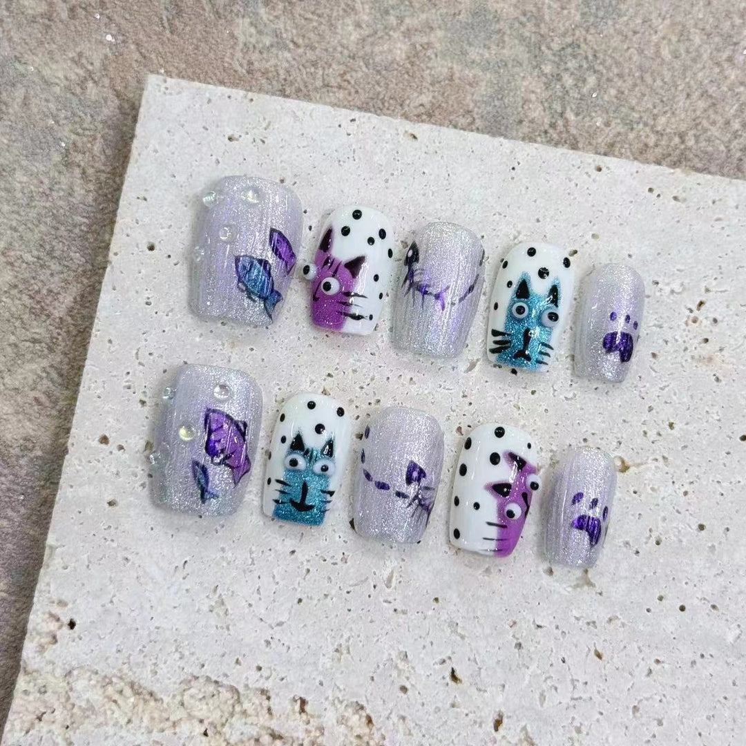 Künstlerisches Press-On-Nagelkunst-Set mit einzigartigen verspielten Designs