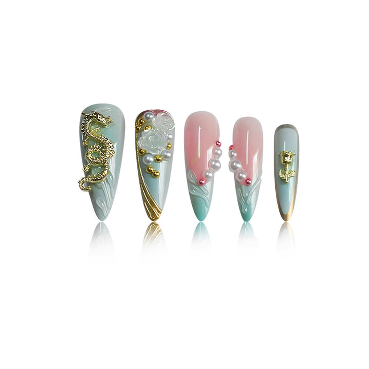 Luxuriöse Stiletto-Nagelverzierung mit floralen Akzenten Karnz