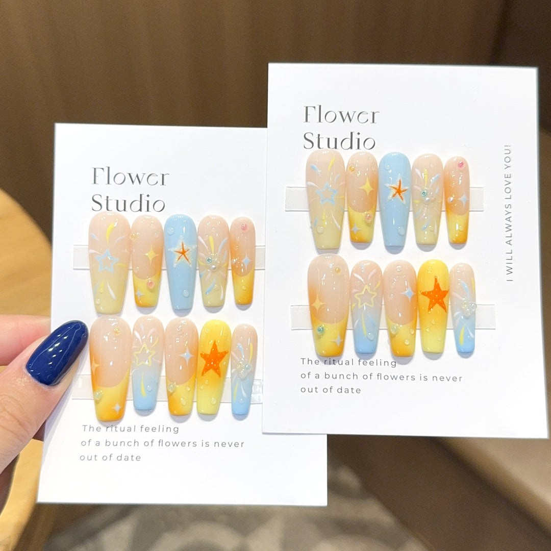 Kunstnägel Set mit Bunten Sternen und Floralem Design Karnz