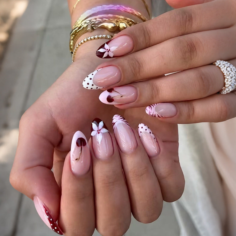 Kunstnagelset mit kreativen Blüten-, Herz- und Polka-Dots-Designs Karnz