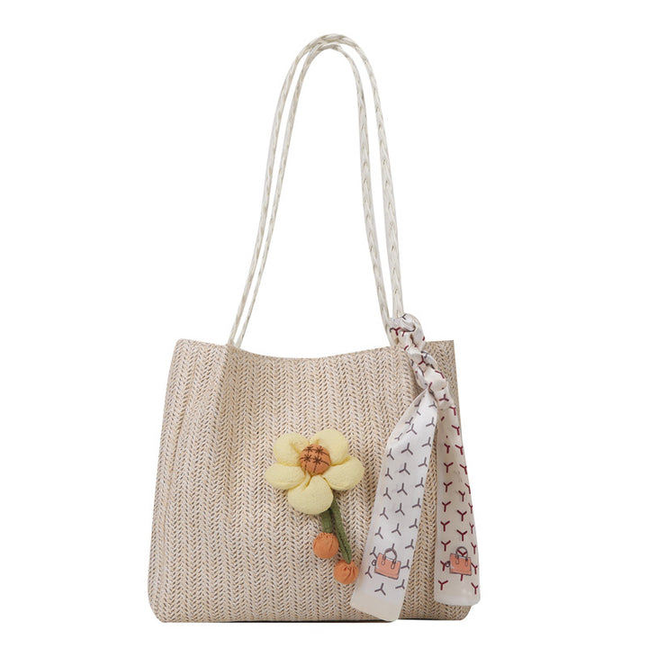 Blumengeschmückte Strohtasche