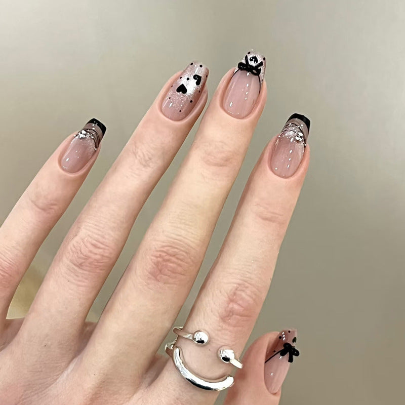 Elegantes kunstvolles Nageldesign mit Schleifen- und Glitzerelementen Karnz