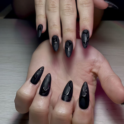 Künstlerisches Stiletto-Nageldesign mit glänzendem Finish Karnz