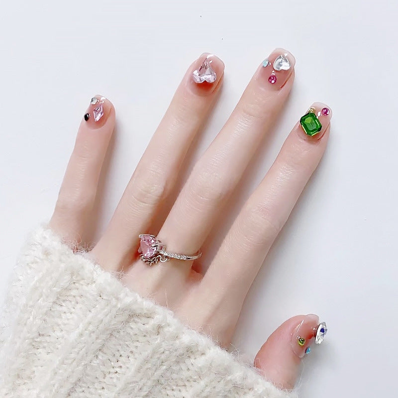 Kunstnagelset mit funkelnden 3D-Applikationen und wunderschönen Herzmotiven Karnz