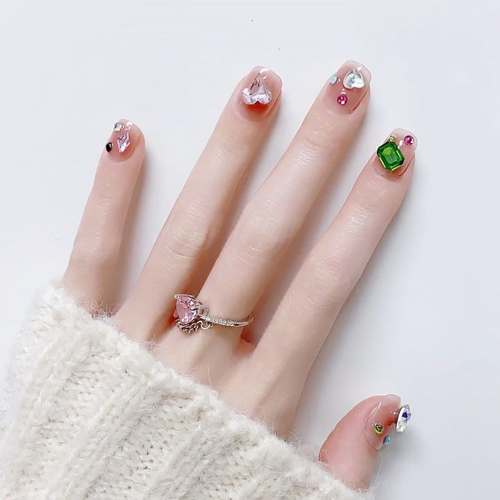 Kunstnagelset mit funkelnden 3D-Applikationen und wunderschönen Herzmotiven Karnz