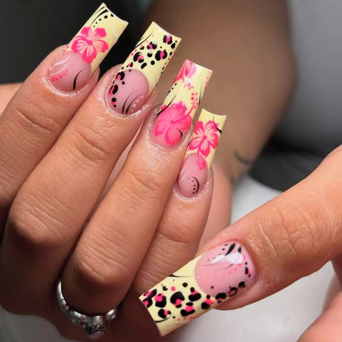 Stylische Florale Acryl Nagelverbesserungen Karnz