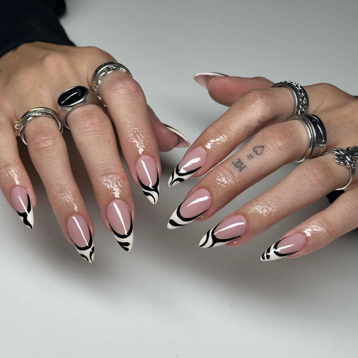 Elegante Stiletto Press-On Nagelkunst mit Strass-Akzenten Karnz