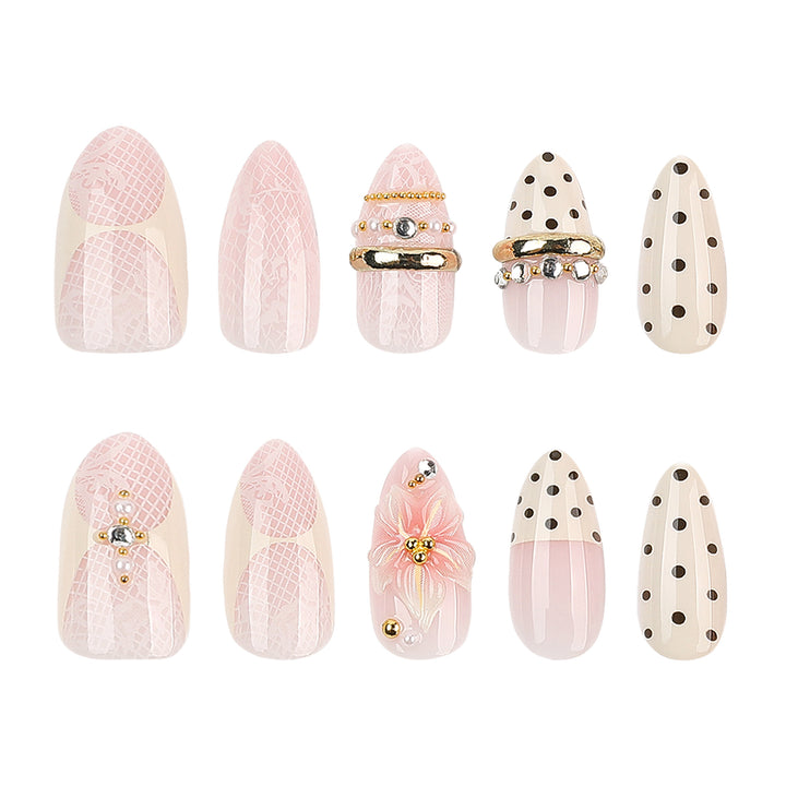 Kunstvolle Nagelverlängerungen mit eleganten floralen und Glitzer-Akzenten Karnz