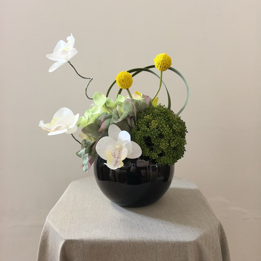 Elegante falsche Blumenanordnung