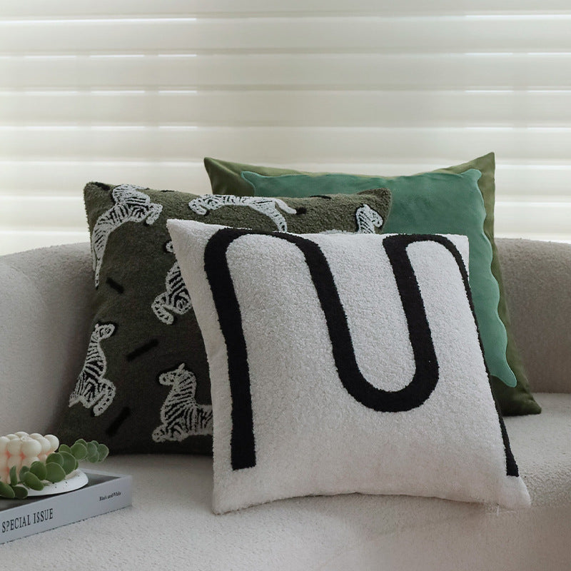 Quadratischer Zierkissenbezug im Teddy‑Bouclé mit erhabener Zebra‑Tuftapplikation Karnz