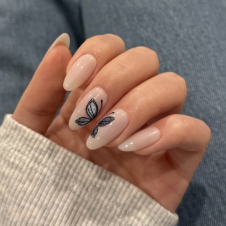 Kunstvolle Nagelverlängerungen mit zartem Schmetterlingsdesign Karnz
