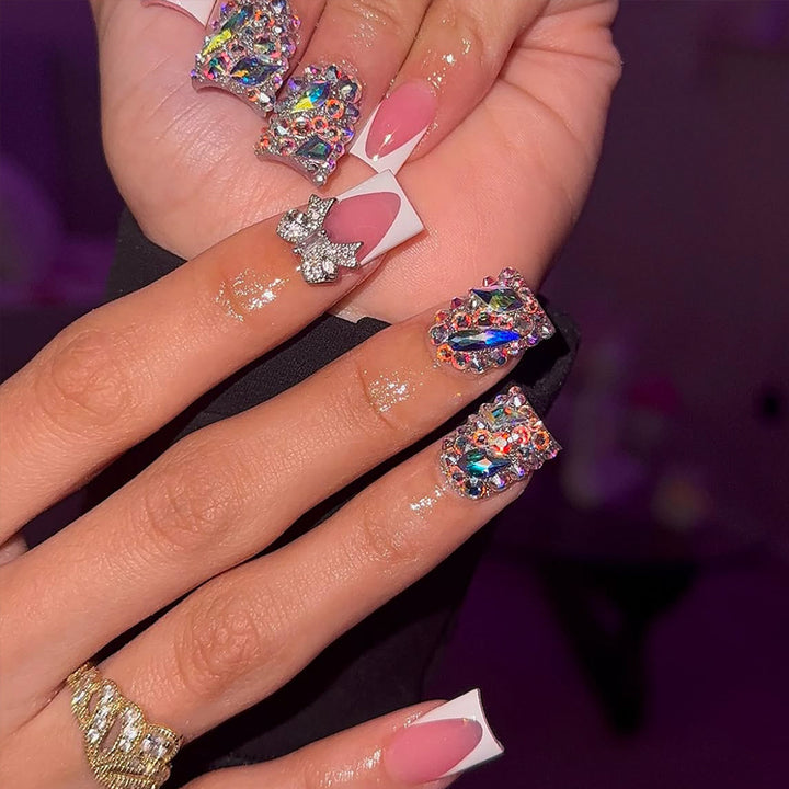 Elegante Gelnägel mit Glitzerstein Karnz
