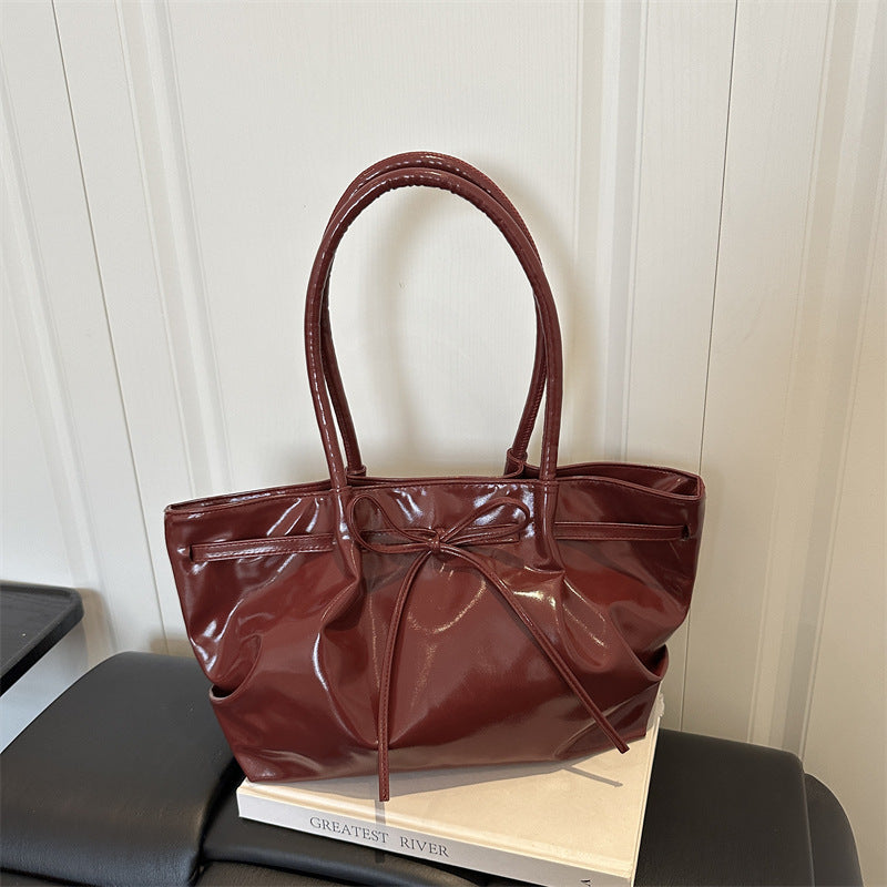 Stylische Lackleder-Handtasche
