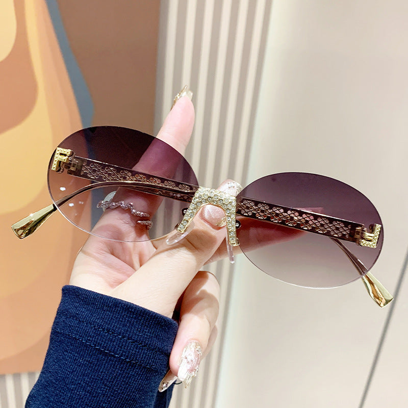 Damen Sonnenbrille mit glitzerndem Rahmen und ovalen Gläsern Karnz