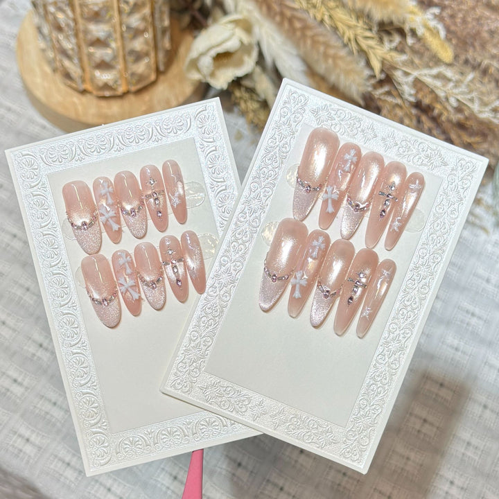 Stilvolles Press-On-Nägel-Set mit floralen Designs