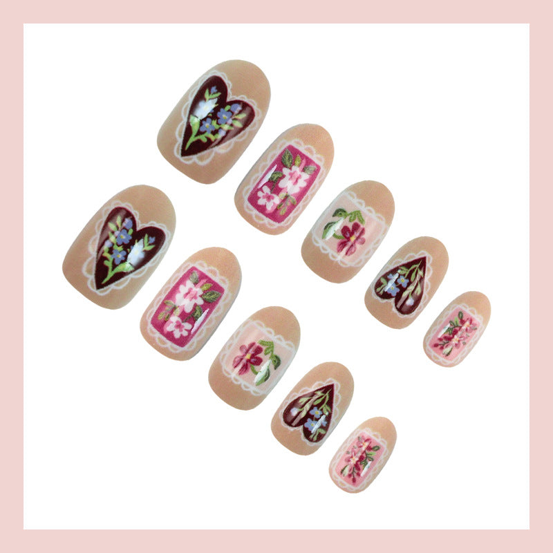 Kunstnagelset mit floralen Designs und romantischen Details Karnz